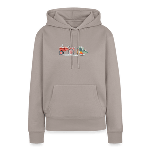 Traktor zieht Schlitten mit Weihnachtsbaum / Damen Premium Hoodie - Taupe