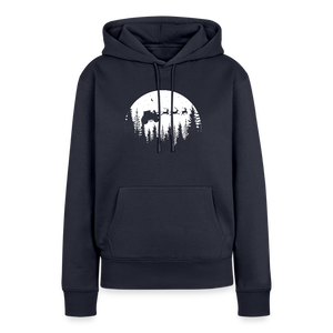 Weihnachtsmann fliegt mit Traktor über die Wälder / Damen Premium Hoodie - Navy