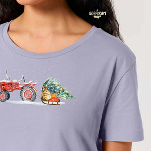 Traktor zieht Weihnachtsbaum mit einem Schlitten / Damen Organic Shirt