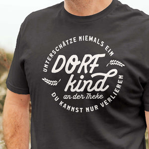 Lustiges T-Shirt mit Trinkspruch für Dorfkinder von Dorfkram®. Unterschätze nie ein Dorfkind an der Theke.