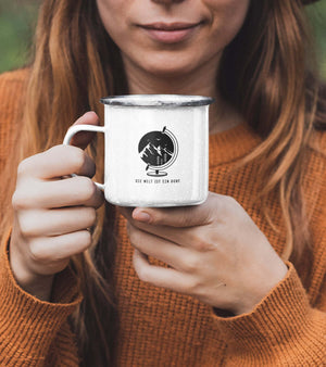 Die Welt ist ein Dorf / Emaille Tasse