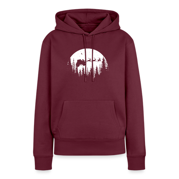 Weihnachtsmann fliegt mit Traktor über die Wälder / Damen Premium Hoodie - Burgunderrot