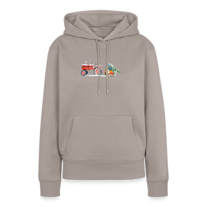 Traktor zieht Schlitten mit Weihnachtsbaum / Damen Premium Hoodie - Taupe