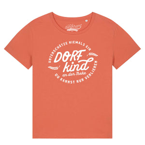 Unterschätze niemals ein Dorfkind an der Theke / Damen Organic Shirt