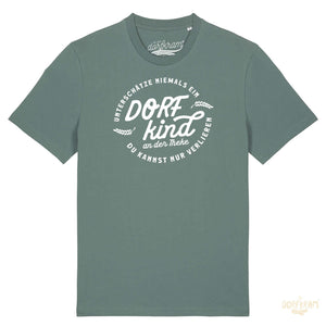 Lustiges T-Shirt mit Trinkspruch für Dorfkinder von Dorfkram®. Unterschätze nie ein Dorfkind an der Theke.