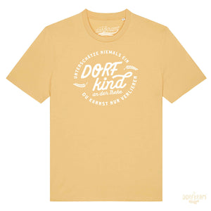 Lustiges T-Shirt mit Trinkspruch für Dorfkinder von Dorfkram®. Unterschätze nie ein Dorfkind an der Theke.
