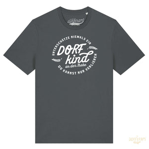 Lustiges T-Shirt mit Trinkspruch für Dorfkinder von Dorfkram®. Unterschätze nie ein Dorfkind an der Theke.