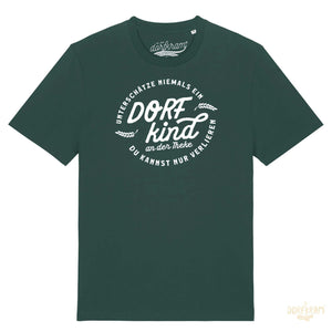 Lustiges T-Shirt mit Trinkspruch für Dorfkinder von Dorfkram®. Unterschätze nie ein Dorfkind an der Theke.