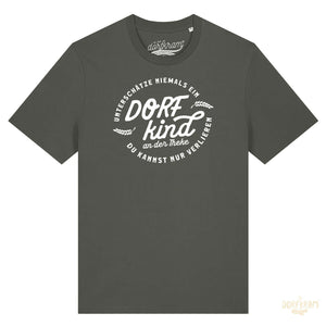 Lustiges T-Shirt mit Trinkspruch für Dorfkinder von Dorfkram®. Unterschätze nie ein Dorfkind an der Theke.