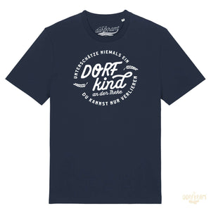 Lustiges T-Shirt mit Trinkspruch für Dorfkinder von Dorfkram®. Unterschätze nie ein Dorfkind an der Theke.