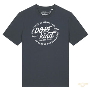 Lustiges T-Shirt mit Trinkspruch für Dorfkinder von Dorfkram®. Unterschätze nie ein Dorfkind an der Theke.