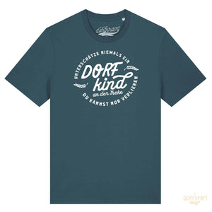 Lustiges T-Shirt mit Trinkspruch für Dorfkinder von Dorfkram®. Unterschätze nie ein Dorfkind an der Theke.