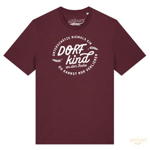 Lustiges T-Shirt mit Trinkspruch für Dorfkinder von Dorfkram®. Unterschätze nie ein Dorfkind an der Theke.