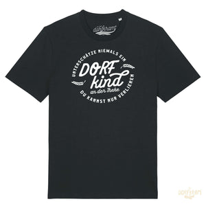 Lustiges T-Shirt mit Trinkspruch für Dorfkinder von Dorfkram®. Unterschätze nie ein Dorfkind an der Theke.